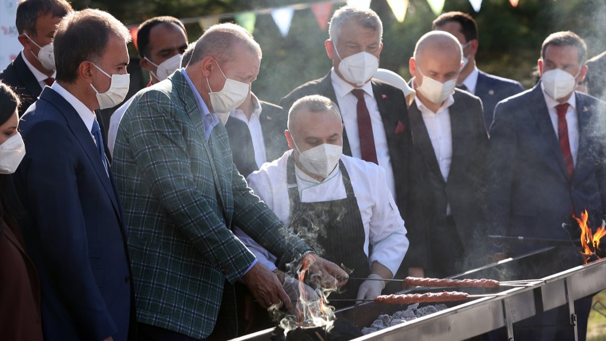 Cumhurbaşkanı Erdoğan lezzet festivalinde mangalın başına geçti